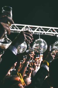 ball-cheers-crowd-soiree-discotheque