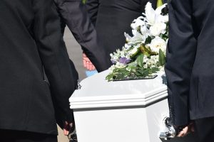 Quelle est la différence entre un service funéraire et un service commémoratif ?