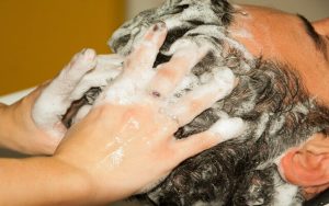 Les instructions de lavage des cheveux après une greffe de cheveux