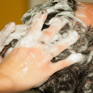 Les instructions de lavage des cheveux après une greffe de cheveux