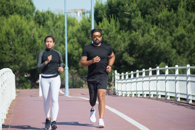 Courir en groupe vs courir seul : le meilleur choix pour les débutants