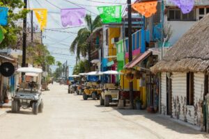 Holbox : escapade rêveuse entre ciel rose