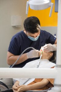 un dentiste travaillant sur un patient