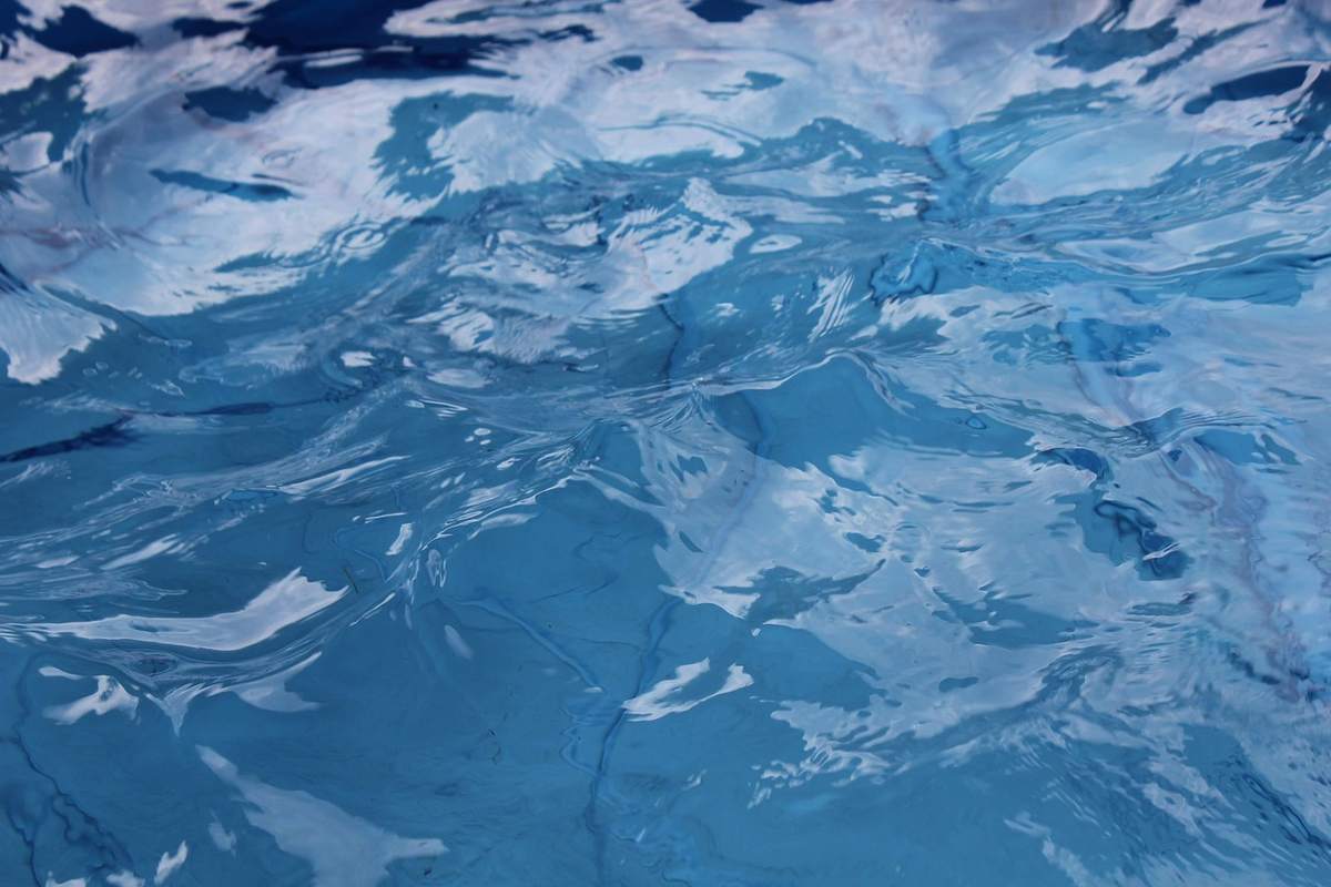 Test de l'eau d'une piscine gonflable avec un kit d'analyse Test de l'eau d'une piscine gonflable avec un kit d'analyse