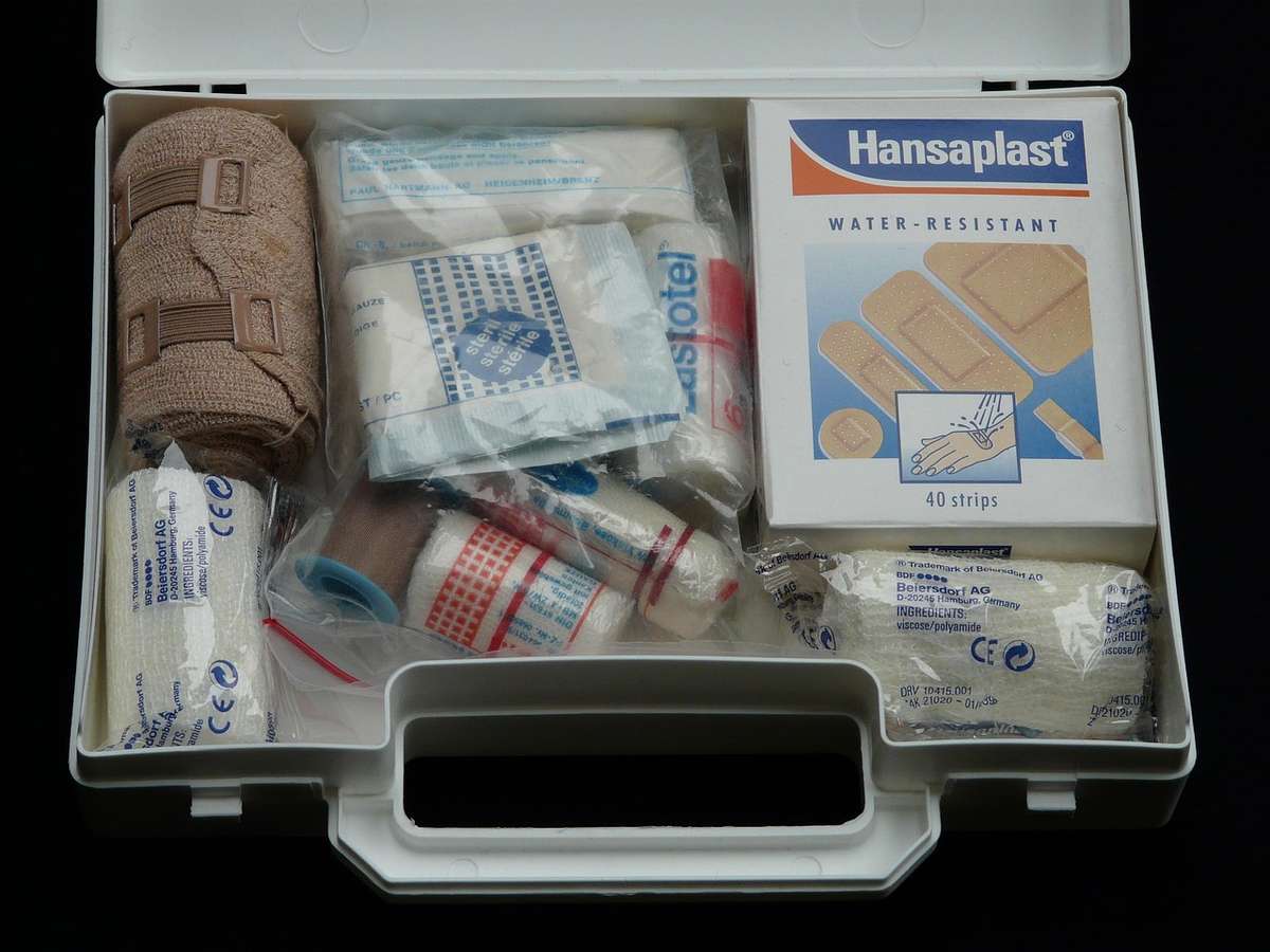 Boîte à outils médicale ouverte remplie de pansements, bandages, compresses et désinfectant