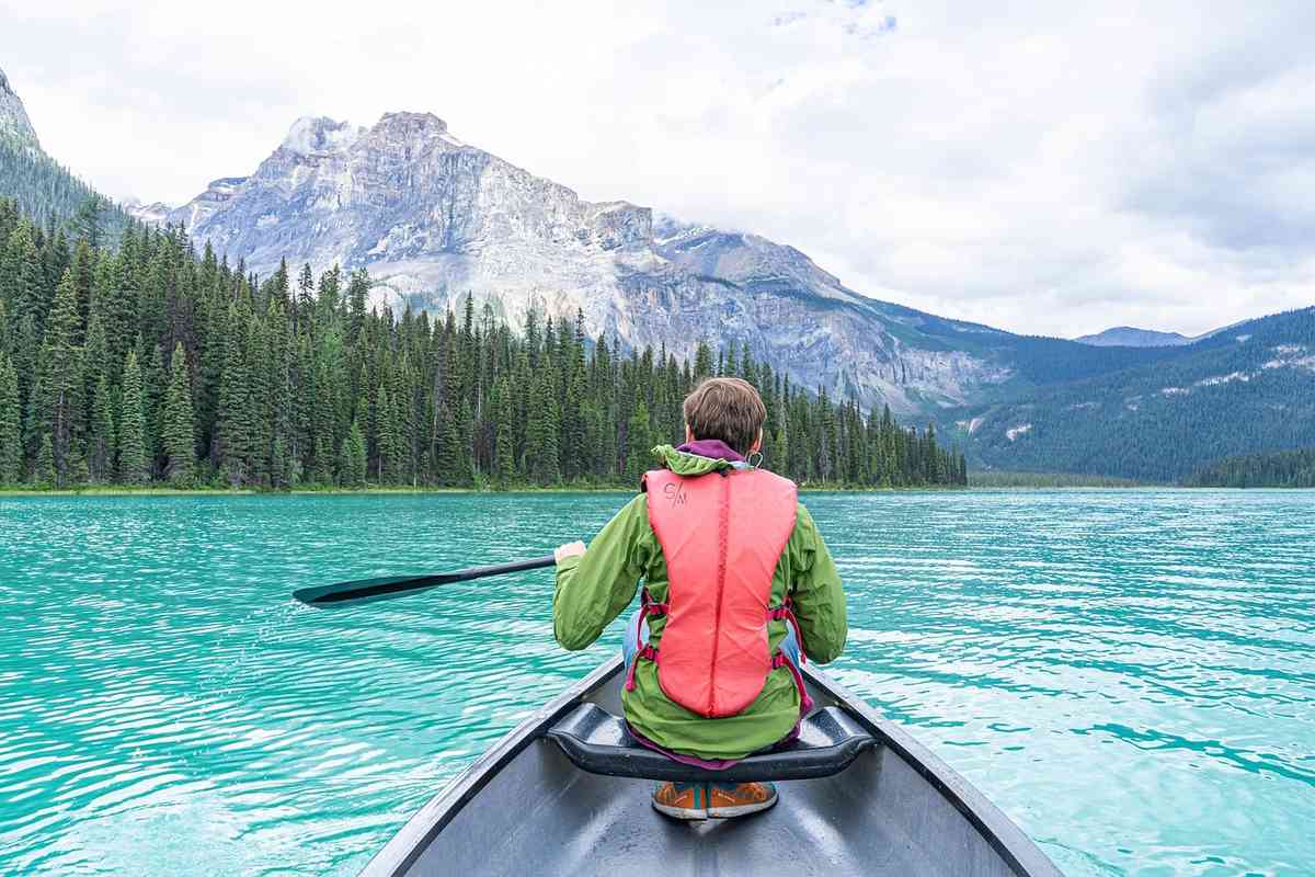 Boire l&rsquo;eau d&rsquo;un lac en canoë : pourquoi la transparence trompe