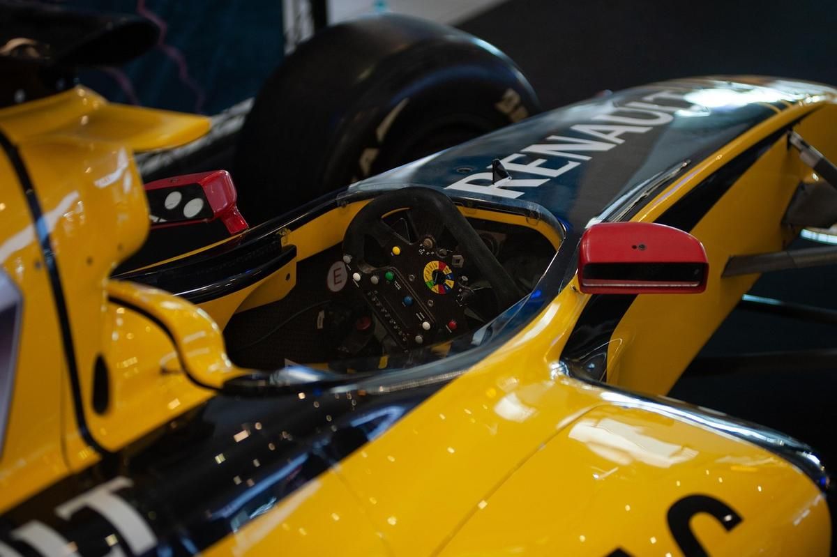 Vue depuis le cockpit d'une voiture de course sur circuit