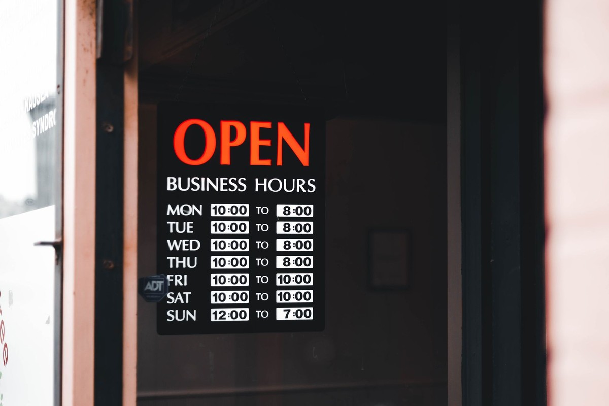Pourquoi les guides papier se trompent sur les horaires hors saison