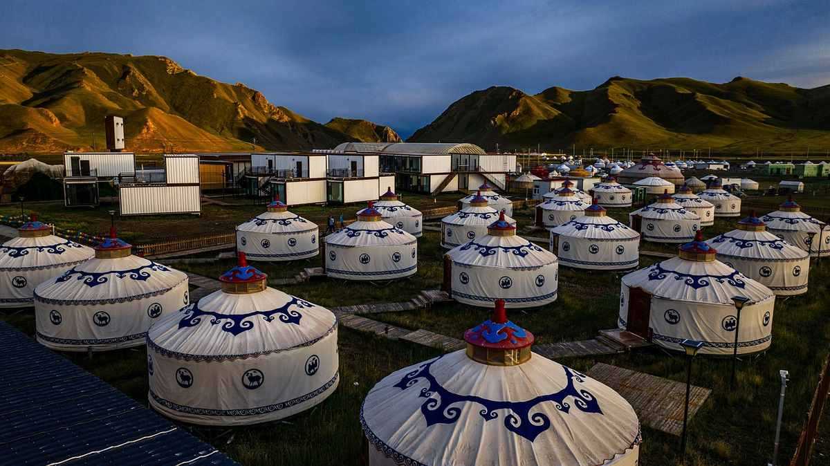 campement de yourtes traditionnelles au pied des montagnes